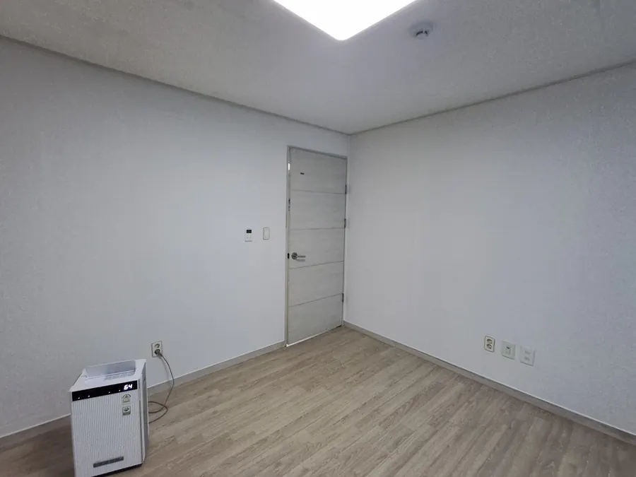 새로 설치한 방문과 벽면